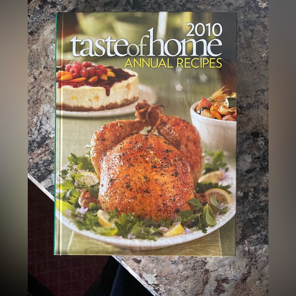 Taste of Home 2010 Annual Recipes Cookbook - Green and Yellow Cover